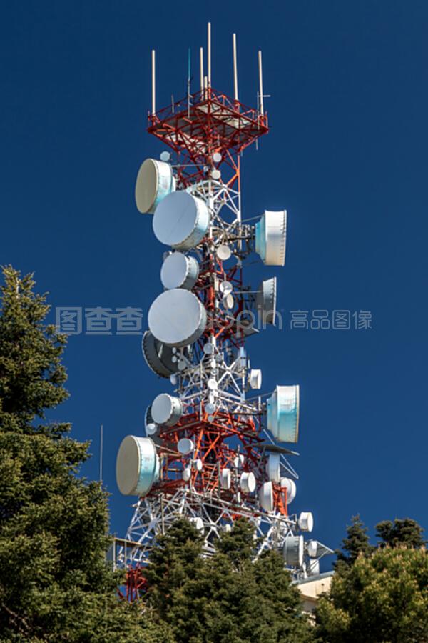 通讯塔与通讯设备 现代通信网络的关键支柱